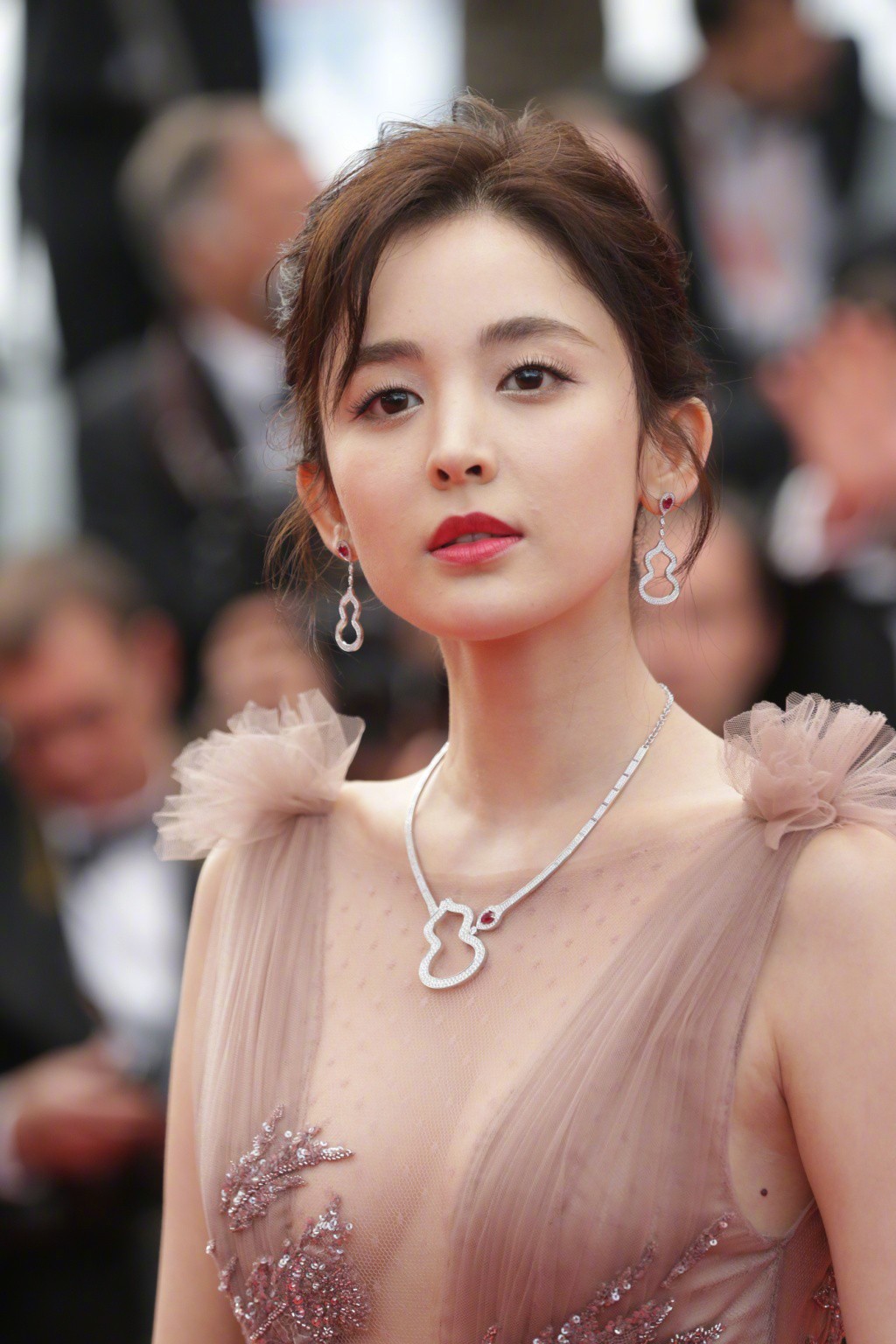 Cannes 2018: Vắng bóng Phạm Băng Băng, mỹ nhân Tân Cương được cư dân mạng khen ngợi hết lời Cannes 2018: Vắng bóng Phạm Băng Băng, mỹ nhân Tân Cương được cư dân mạng khen ngợi hết lời